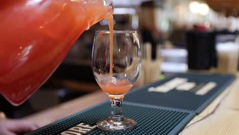 un vaso de limonada que se vierte en la barra del restaurante
