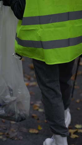 voluntarios limpiando una calle de la ciudad