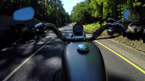 conducir una motocicleta. el motociclista viaja por la carretera con una primera persona.