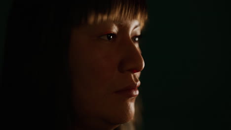 retrato de una mujer mexicana adulta en la oscuridad