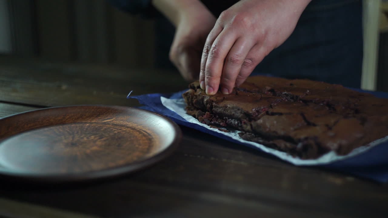 brownie de chocolate en el plato. el chef sirve postre de chocolate en el plato