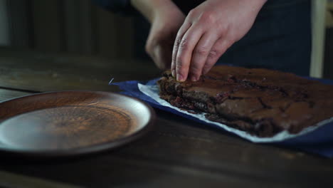 brownie de chocolate en el plato. el chef sirve postre de chocolate en el plato