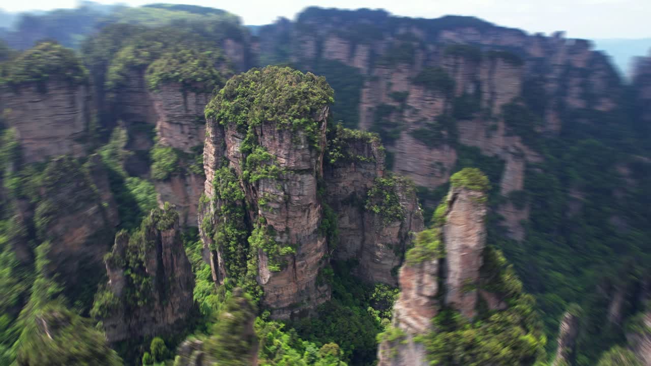 Orbita accelerata di drone sopra la splendida Montagna Hallelujah nel Parco Forestale Nazionale di Zhangjiajie, Cina.