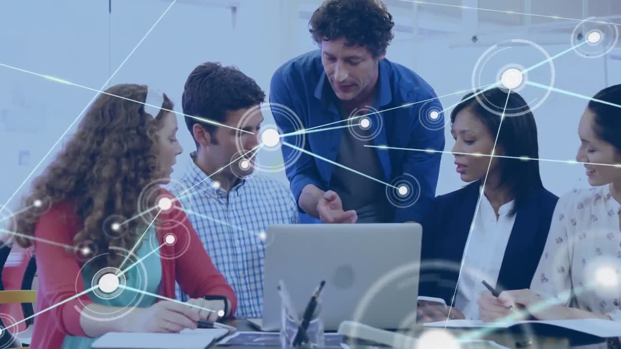 animación de la red de conexiones contra diversos colegas a través de una computadora portátil discutiendo en la oficina