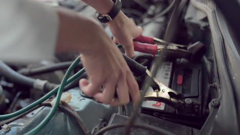 Breakdown,-jumper-cables-and-engine-with-the-hands