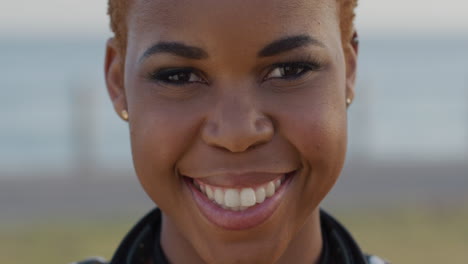 Porträt-Einer-Glücklichen-Afroamerikanischen-Jungen-Frau,-Die-Draußen-Am-Meer-Lächelt-Und-Einen-Ruhigen-Lebensstil-Genießt