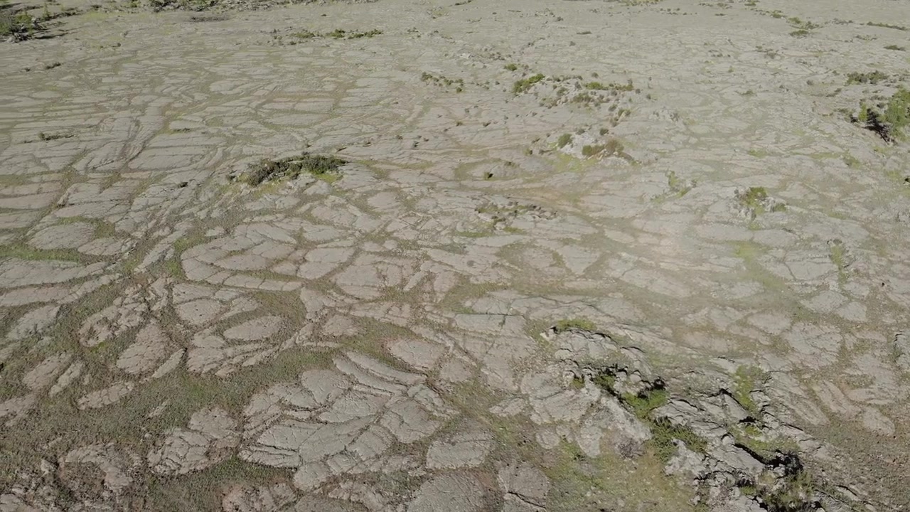 Vista aerea di un campo di lava vulcanica con formazioni rocciose crepate