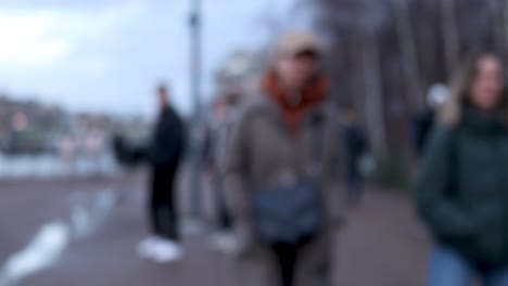 gente caminando en la calle borrosa