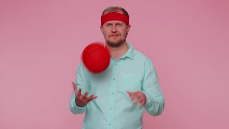 hombre deportista aficionado al baloncesto sosteniendo el balón, entrenamiento, dribble, entrenamiento deporte motivación estilo de vida