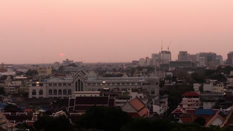 lapso de tiempo de la puesta de sol nebulosa y naranja sobre la ciudad de bangkok, tailandia