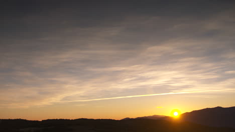 Impresionante-Amanecer-O-Atardecer-Sobre-Los-Pirineos-Plano-General