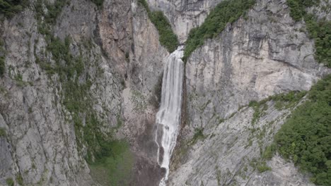 video de un dron a vista de pájaro retrocediendo frente a la cascada de boka en eslovenia