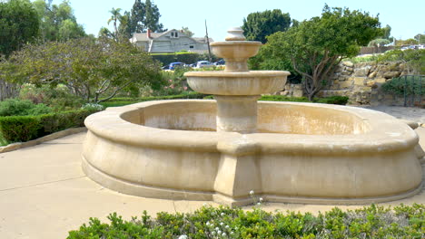 Una-Fuente-Vacía-Pero-Hermosa-En-El-Jardín-De-Rosas-De-La-Misión-Pública-En-Santa-Barbara,-California