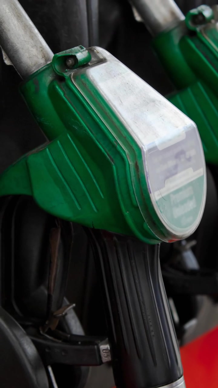 Fila de tres surtidores de gasolina en una gasolinera.