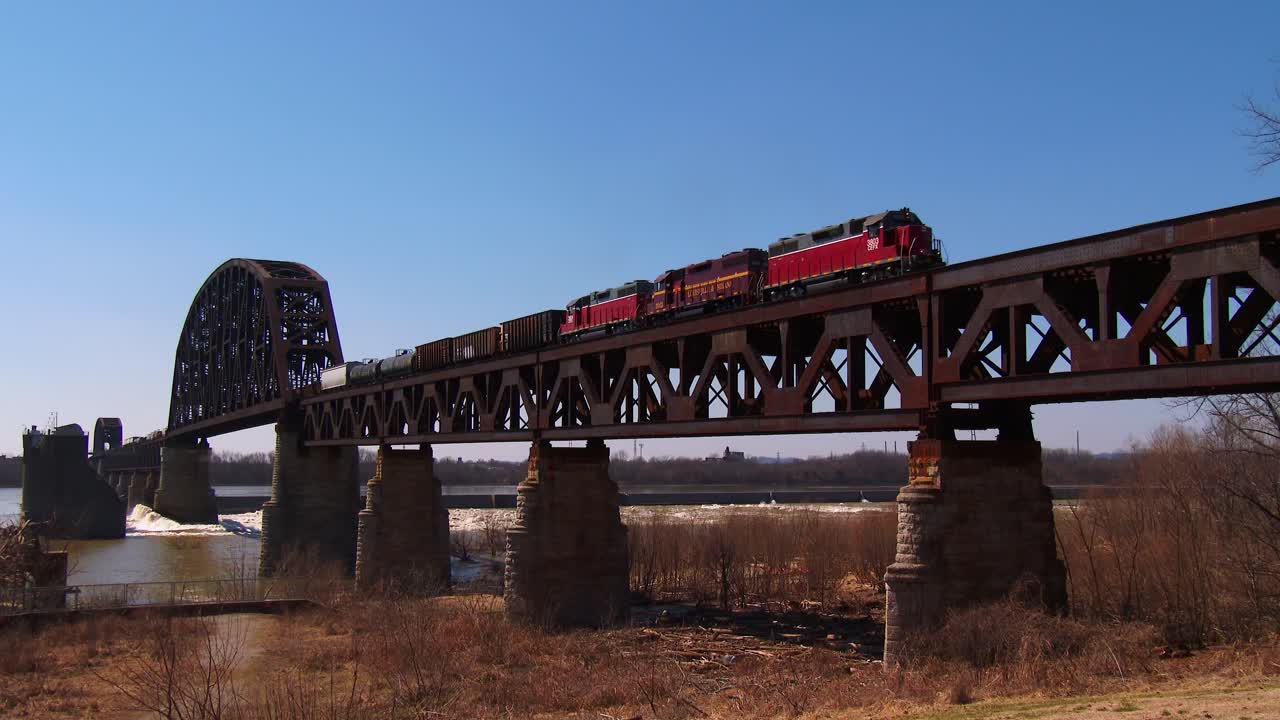tren de carga se mueve a través de un alto puente de acero 1