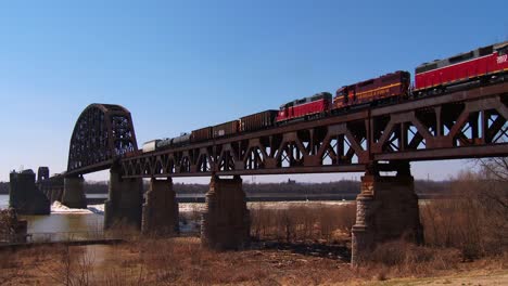 trem de carga se move através de uma ponte de aço alta 1