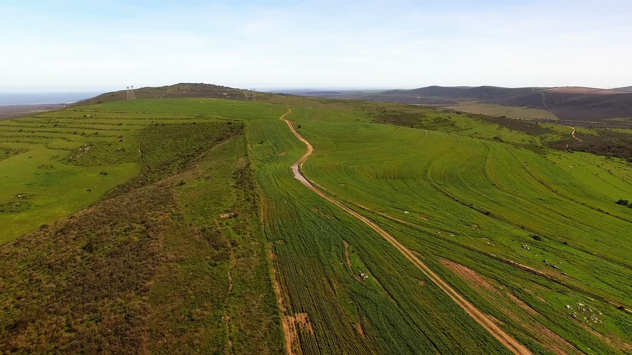 vista aérea de un camino de tierra que serpentea a través de un terreno montañoso