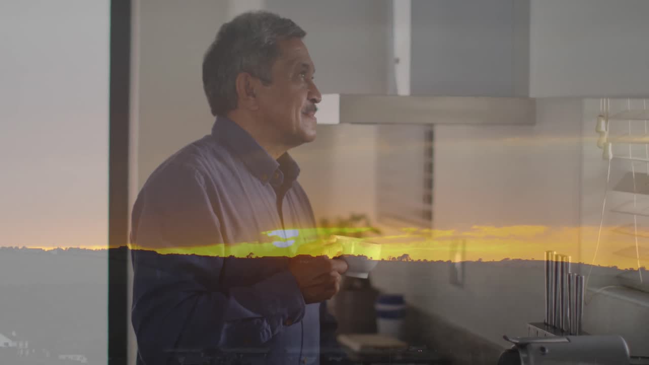 컵을 들고 술을 마시는 고위 양색 남성 위의 일몰 풍경의 애니메이션