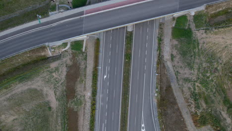 carretera vacía con una pascua, vista de drones desde arriba