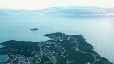 Toma-Aérea-De-Establecimiento-De-La-Península-De-Búzios,-Brasil-Al-Amanecer