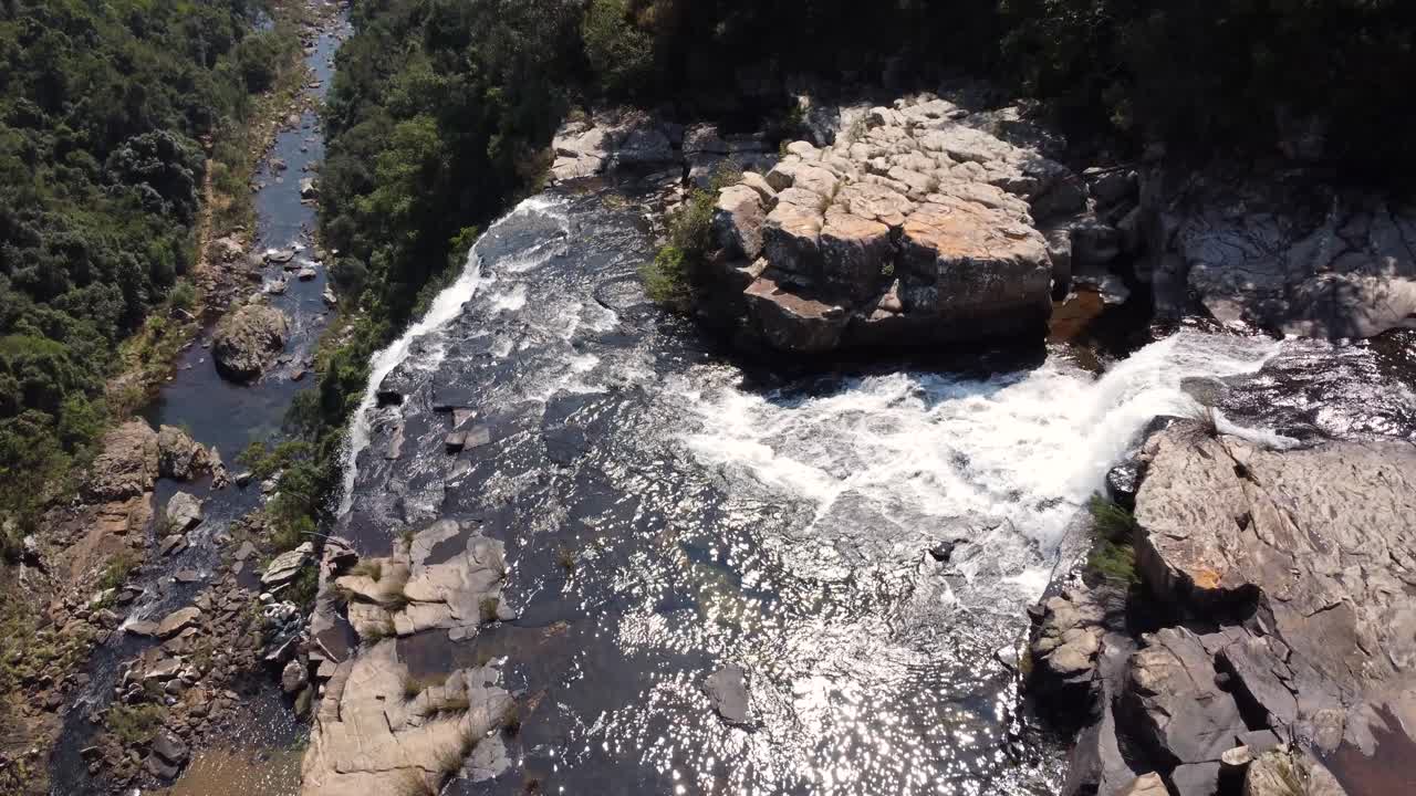 primer plano de una cascada de agua fresca que cae directamente de la roca
