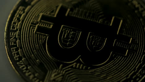 detalle del concepto de moneda virtual iluminado y uno de sus lados