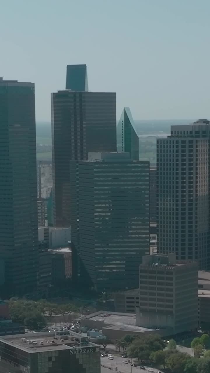Vista do centro de Dallas, Texas, com edifícios e horizonte de cima