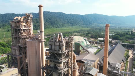 Luftaufnahme-Einer-Zementfabrik-Auf-Einer-Tropischen-Insel-In-Langkawi,-Malaysia-2