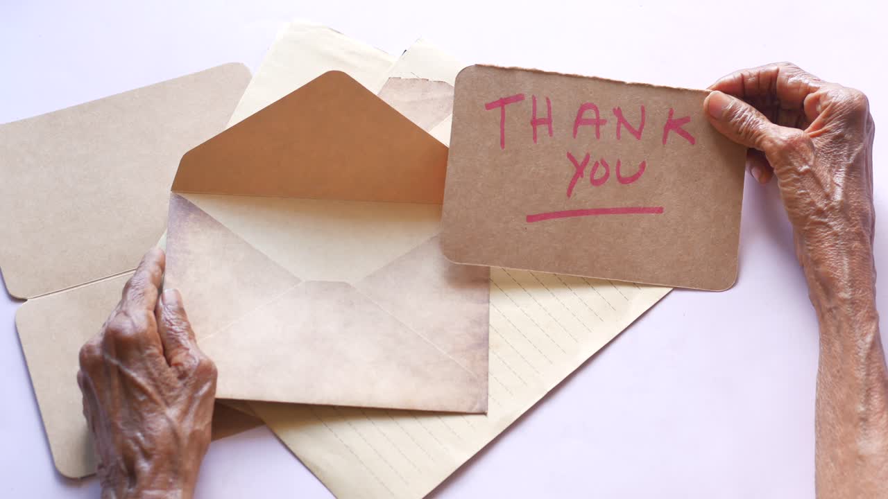 고다는 편지를 들고 있는 노인 들 의 손