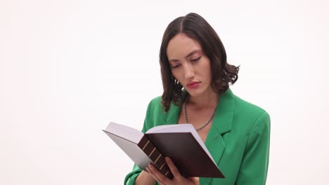 mujer joven leyendo un libro