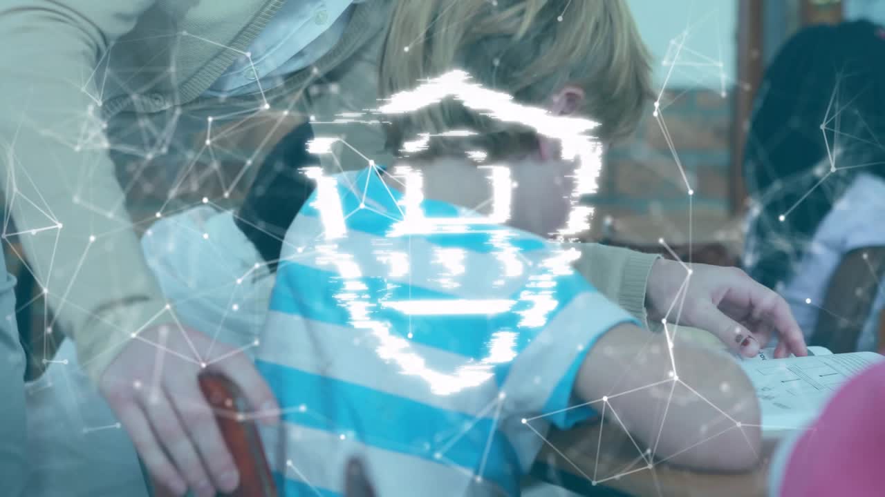 Insegnante che posiziona la mano e una maglia scintillante che forma uno scudo a forma di lucchetto sovrapposto a un quaderno didattico nel settore dell'istruzione