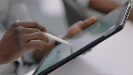cerca ingenieros afroamericanos desarrollando un prototipo de turbina de motor usando una tableta digital compartiendo ideas de diseño 3d en la pantalla haciendo lluvia de ideas proyecto mecánico en la oficina reunión de presentación