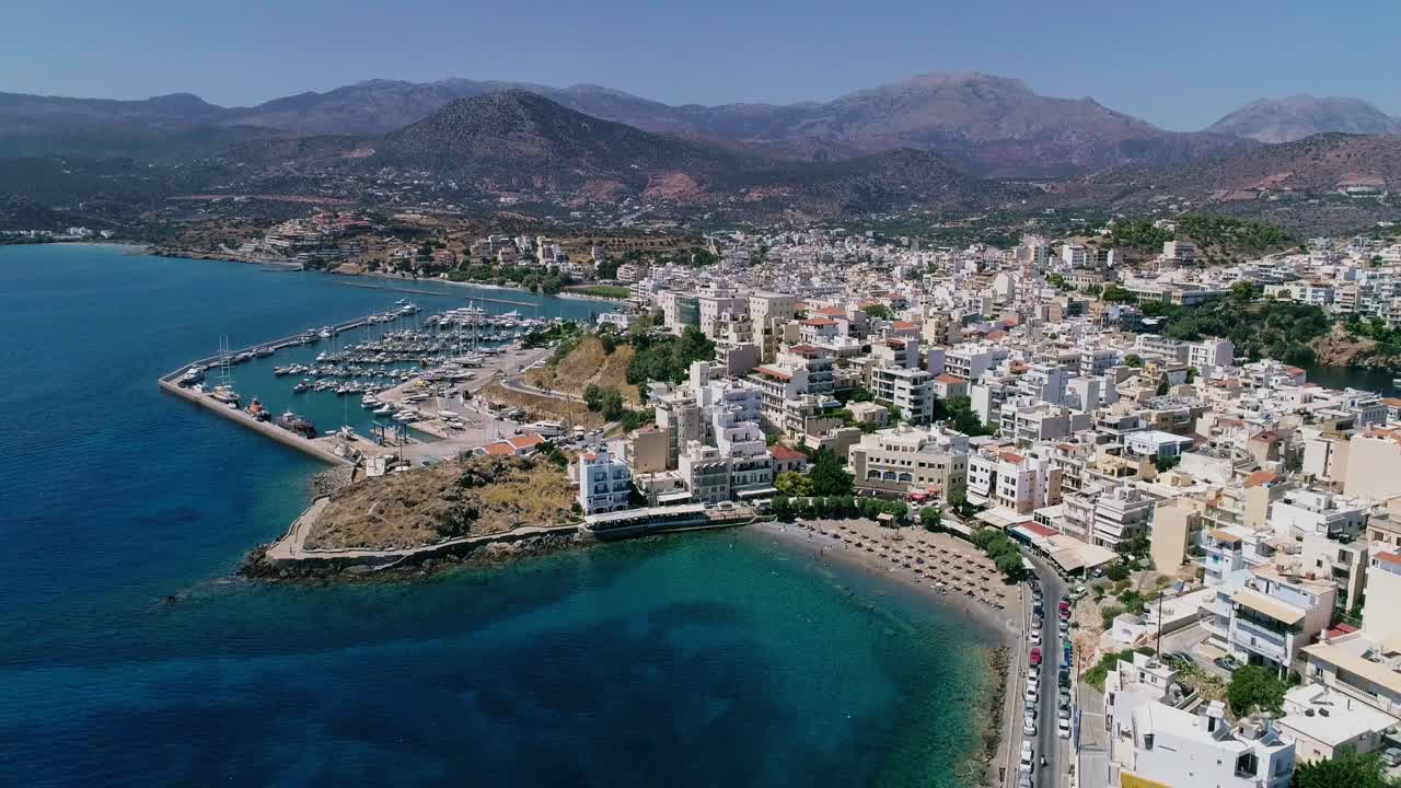 drone disparó sobre el puerto deportivo, el bulevar costero, las playas, el verano en agios nikolaos, creta, grecia