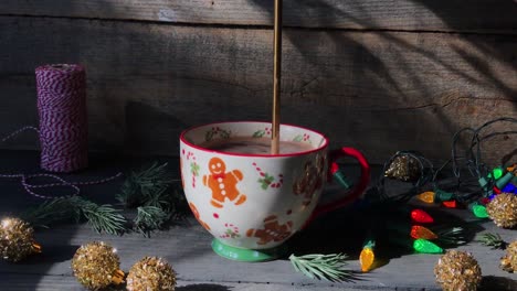 roerende rustige mok cacao in een humeurige kerstomgeving