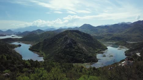 imágenes aéreas de la hermosa naturaleza de montenegro volando sobre el tranquilo lago shkoder