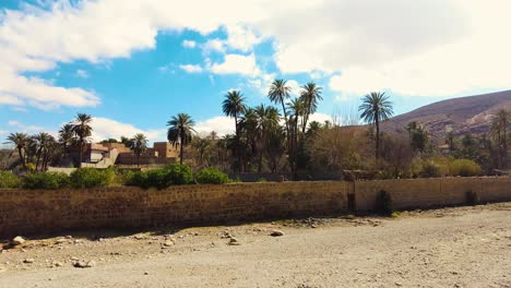 Un-Antiguo-Pueblo-En-Medio-Del-Desierto-Con-Estilo-De-Casa-árabe