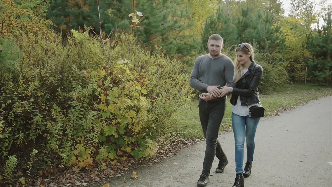 가을 공원에서 산책 하는 부부