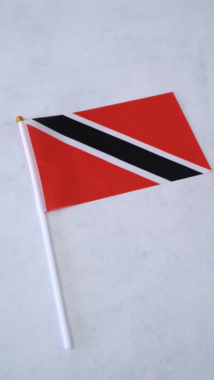 Republikken Trinidad og Tobagos flag. Lodret billede. Hvid baggrund.