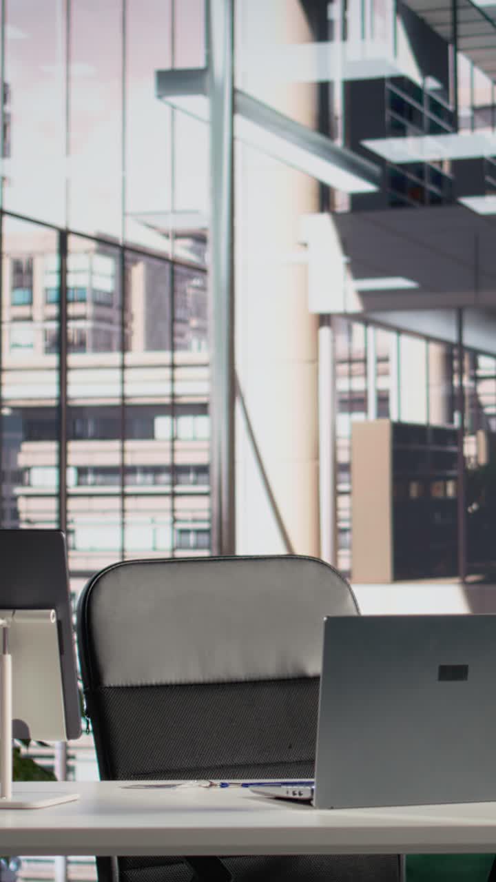 Video verticale interno, ambiente di lavoro aziendale, arredamento moderno e forniture per ufficio