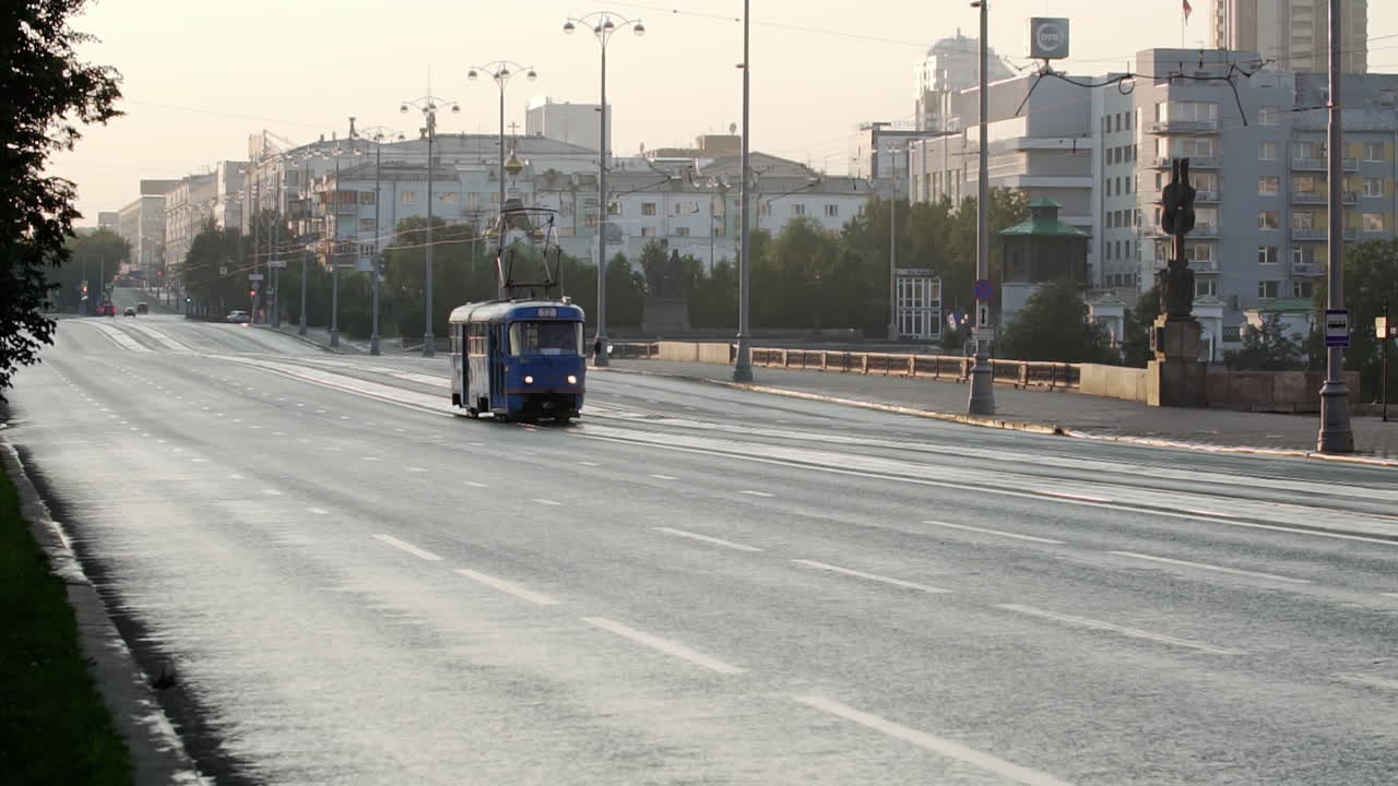 새벽 에 트램 이 있는  비어 있는 도시 거리