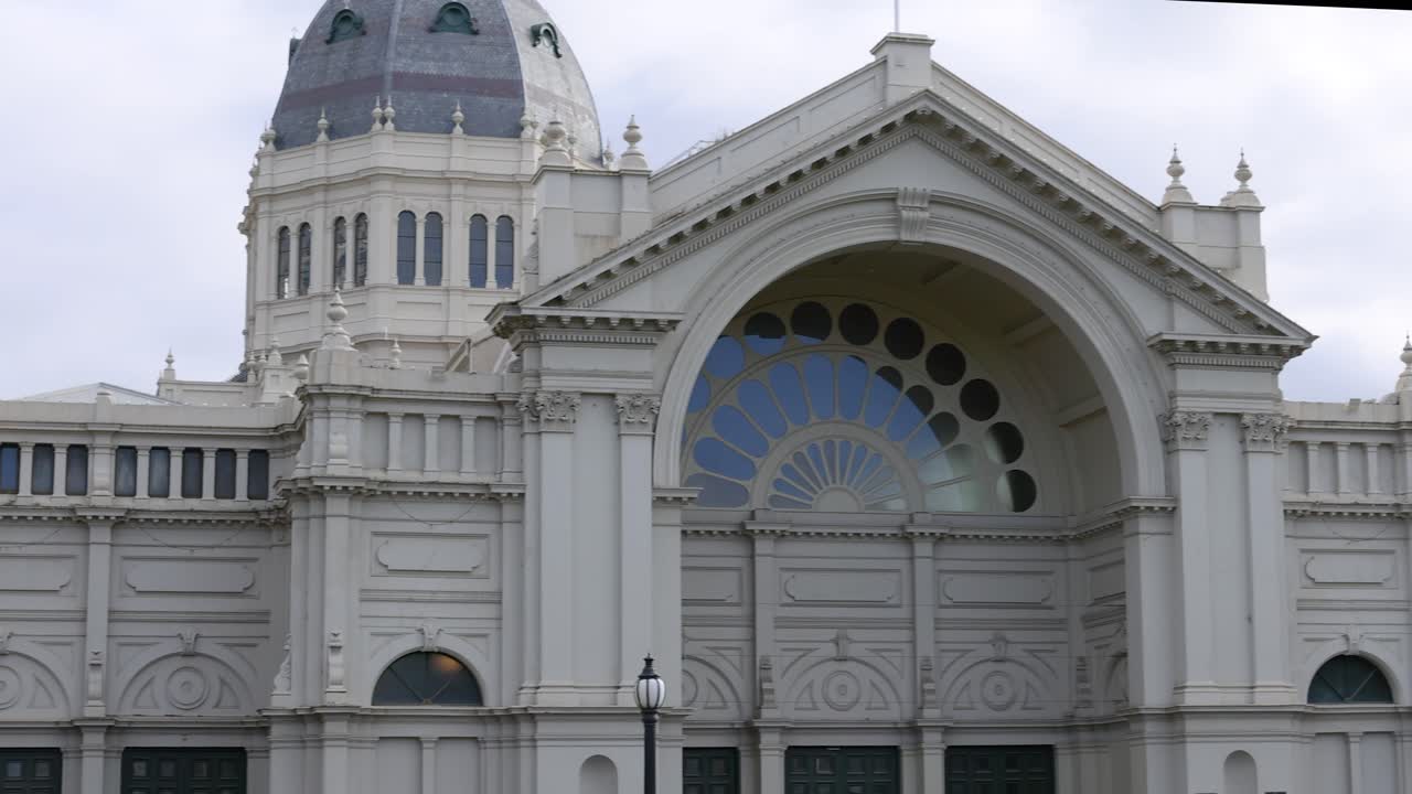 주변의 초록색으로 둘러싸인 역사적인 건물