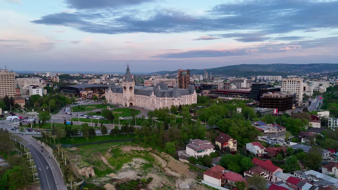 vista de avión no tripulado del palacio de la cultura desde iasi, rumania, al atardecer