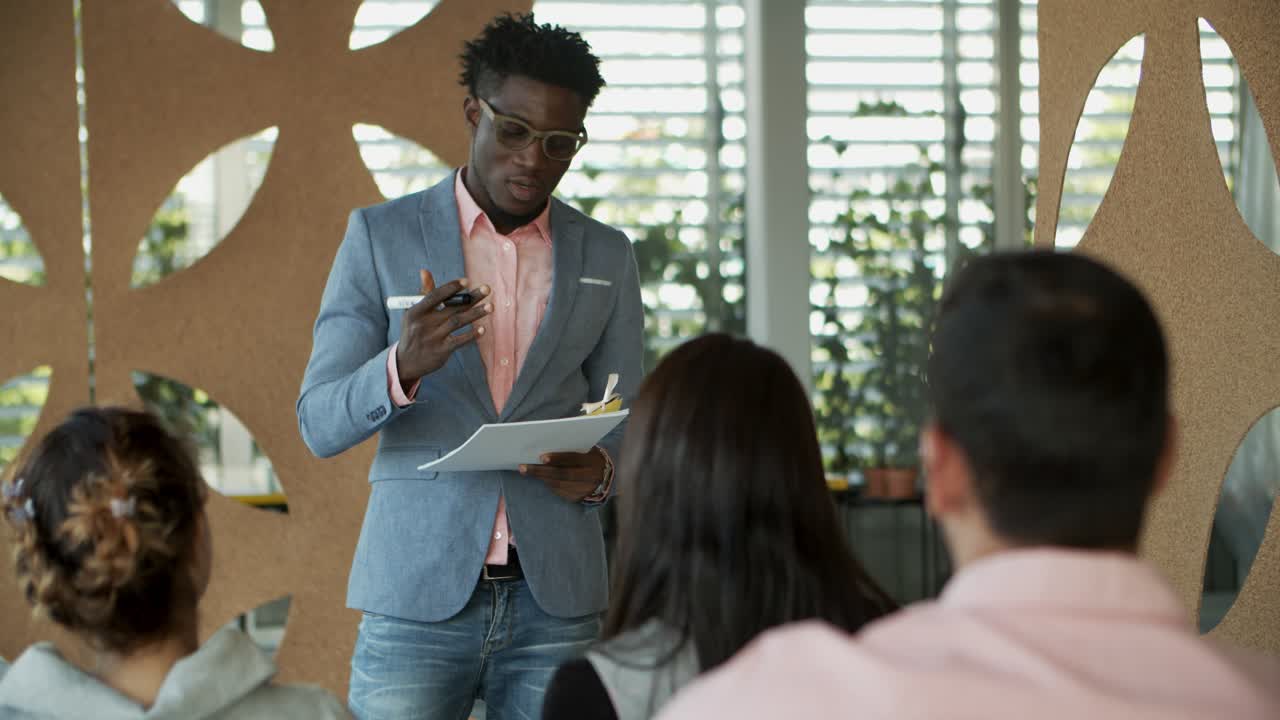 Consultant concentré communiquant avec de jeunes professionnels