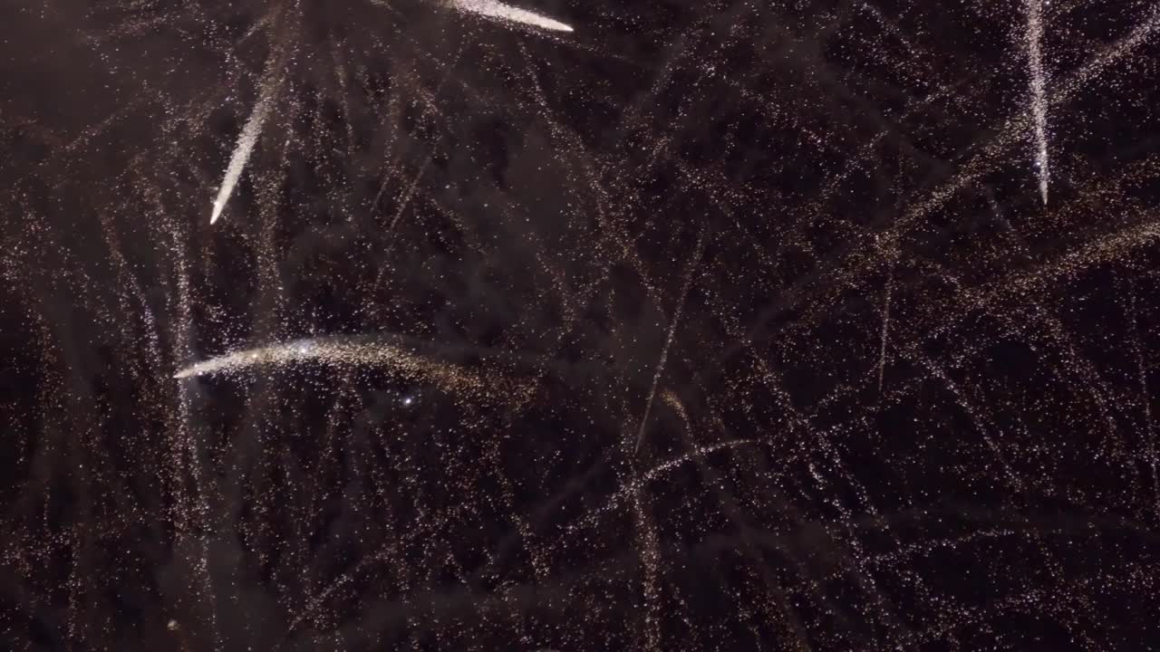 большой праздничный артиллерийский салют, фейерверк.