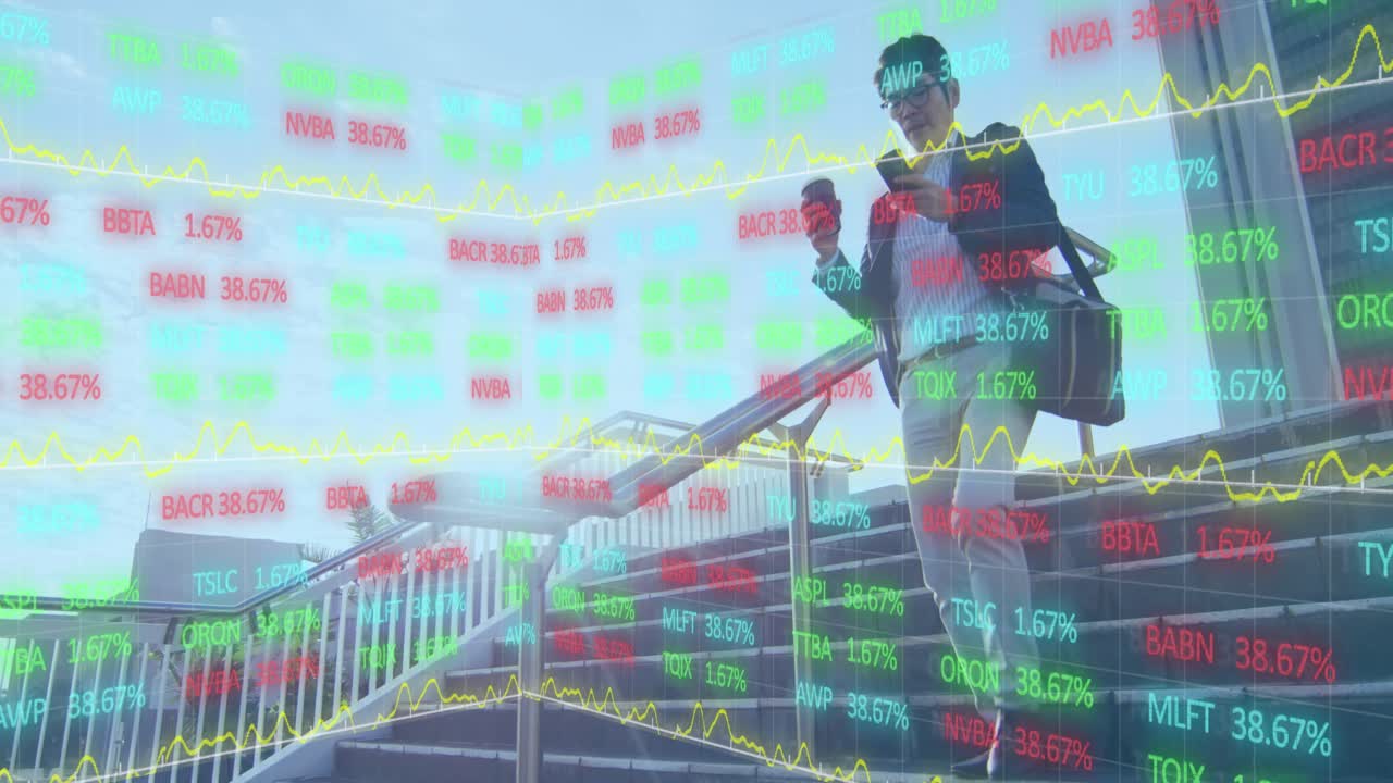 Animación de iconos de redes sociales y procesamiento de datos financieros sobre un edificio y un paisaje urbano