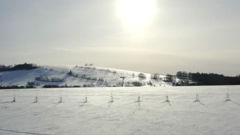 Dorf-In-Einer-Winterlandschaft-In-Morava,-Tschechien,-Schneeebenen