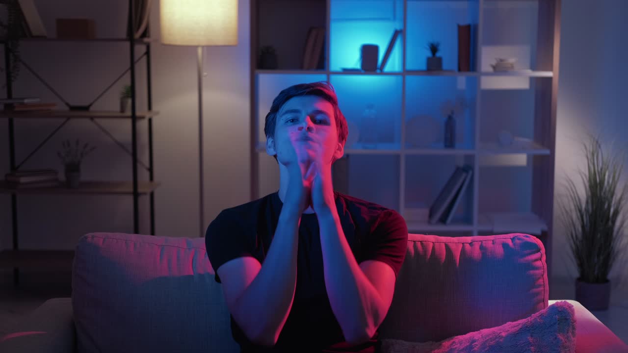 브라보 (bravo) 박수 (applause) 포즈를 취하는 남자 (man) 잘했다 (skeptic)