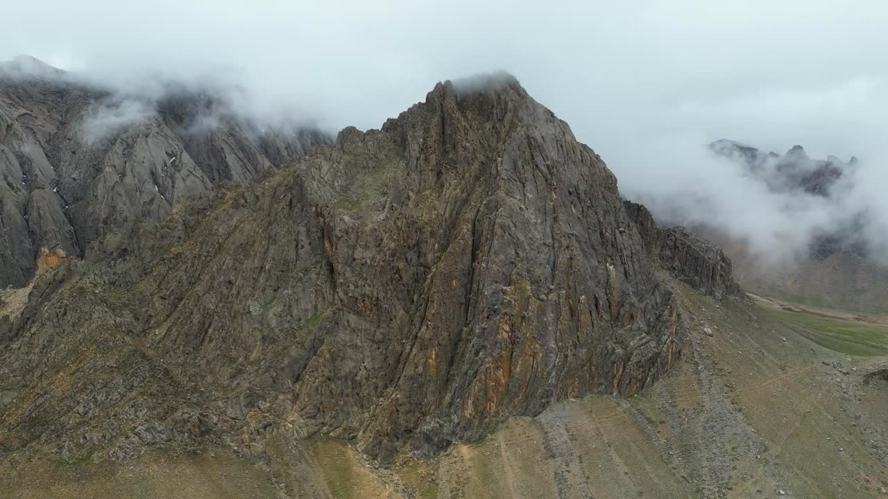 impresionante vista aérea de las hermosas montañas de afganistán, mostrando su esplendor natural y entorno tranquilo, naturaleza de montaña, naturaleza pacífica