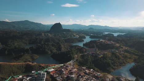 Vista-Aérea-De-Drones-De-La-Roca-El-Peñón-En-Guatapé-Y-El-Hermoso-Lago-En-Colombia