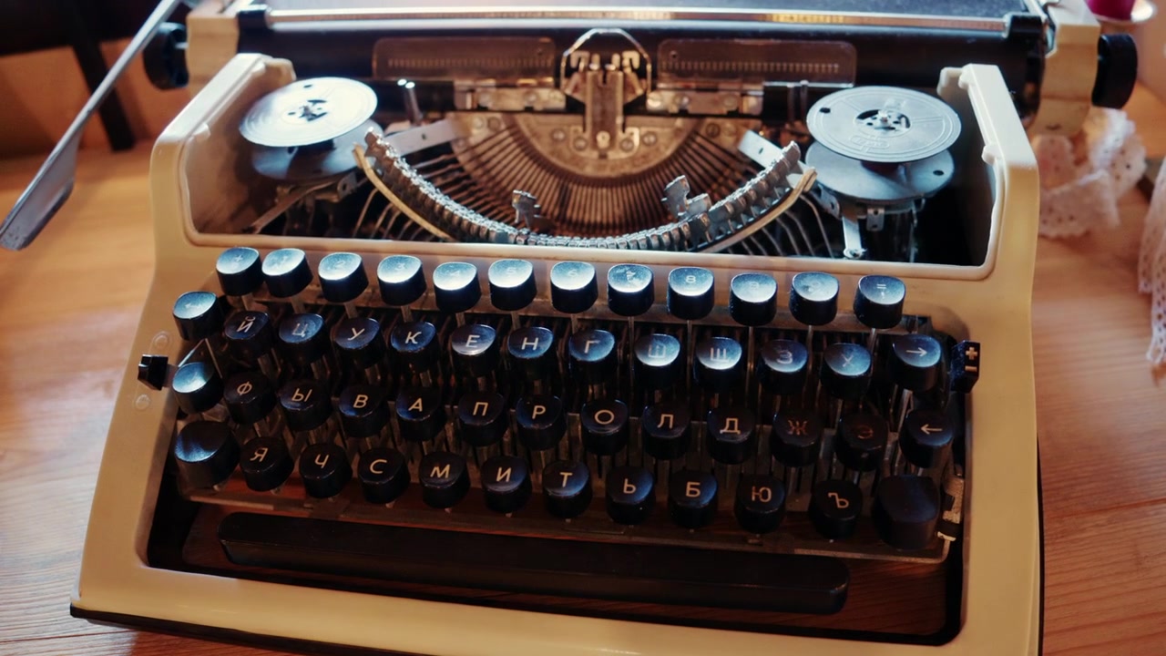 Primo piano di una classica macchina da scrivere meccanica con tasti dell'alfabeto cirillico.